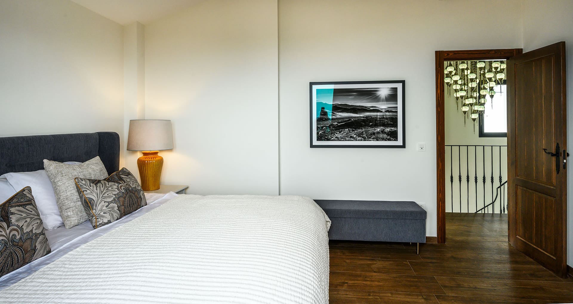 A bedroom at Villa Limón with a framed photograph above the bed.