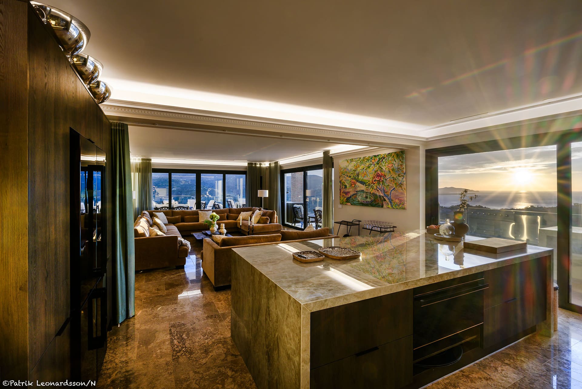 Die Kücheninsel in El Palacio, durch die Fenster geht die Sonne über den Bergen unter.