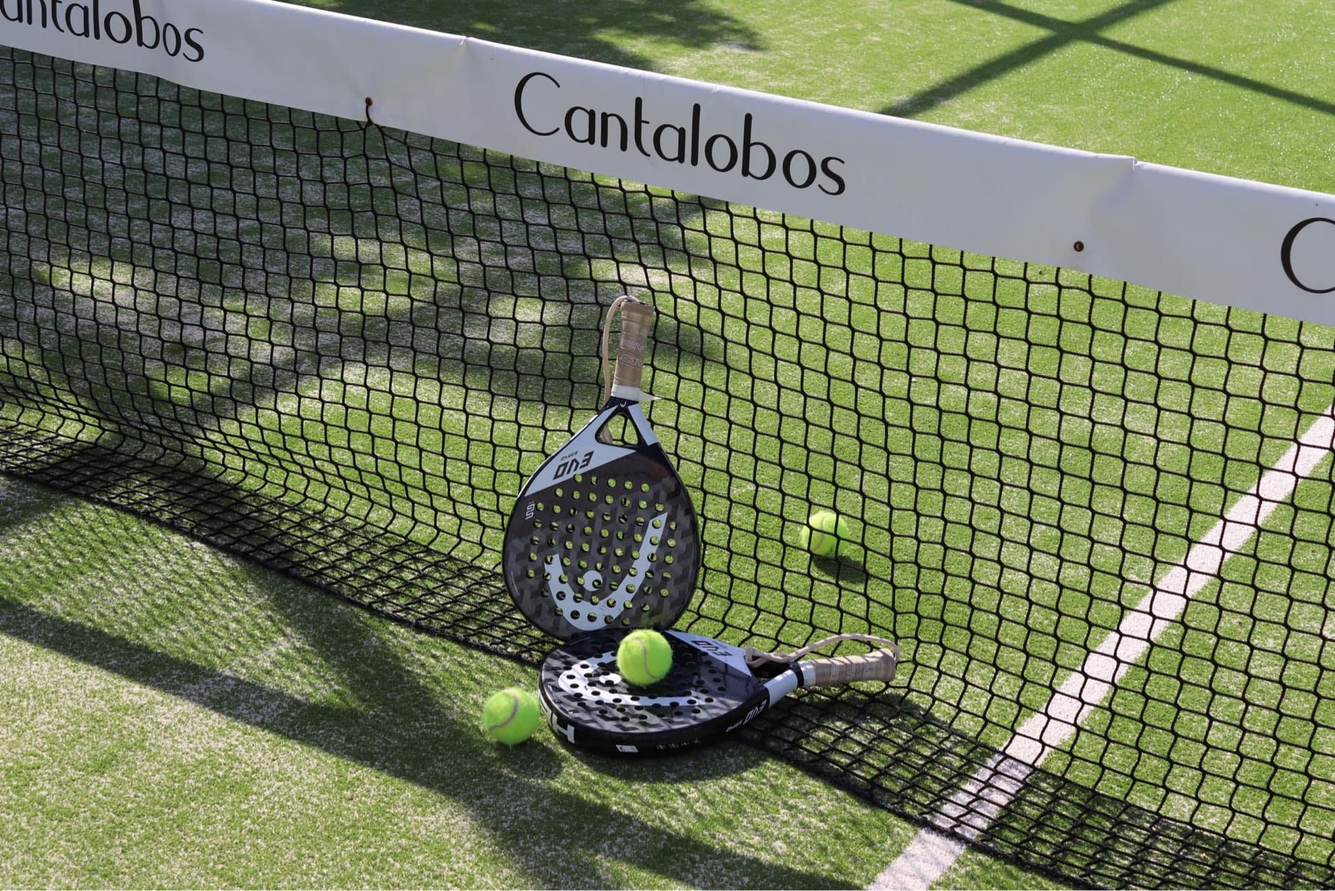 The padel court, the net branded Cantalobos.