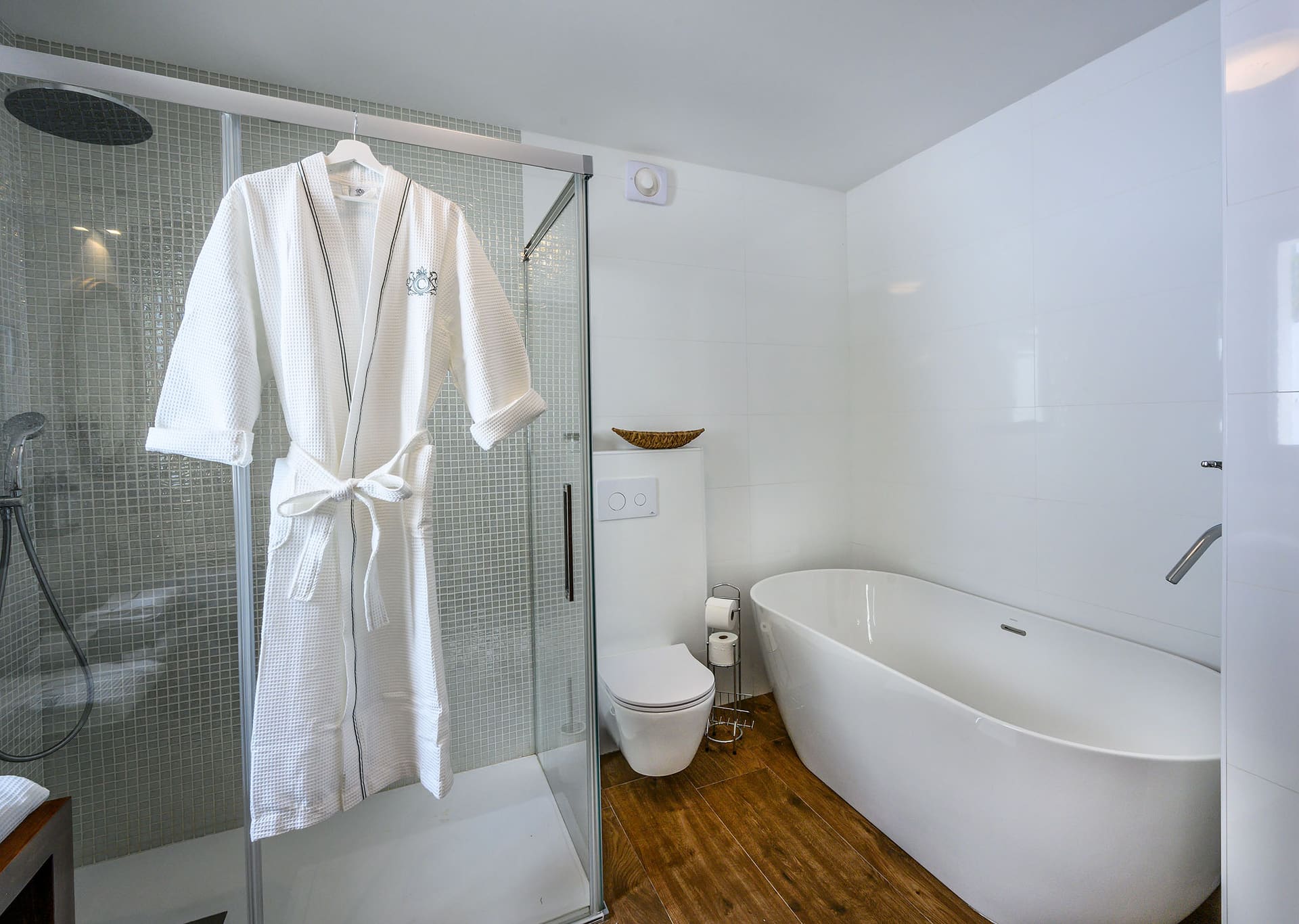 A second shower at Villa Naranja, bright and spacious.